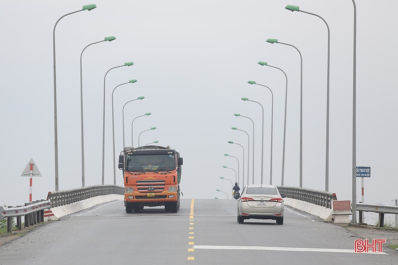 Cầu tiền tỷ thiếu ánh sáng, người đi đường gặp khó khăn!