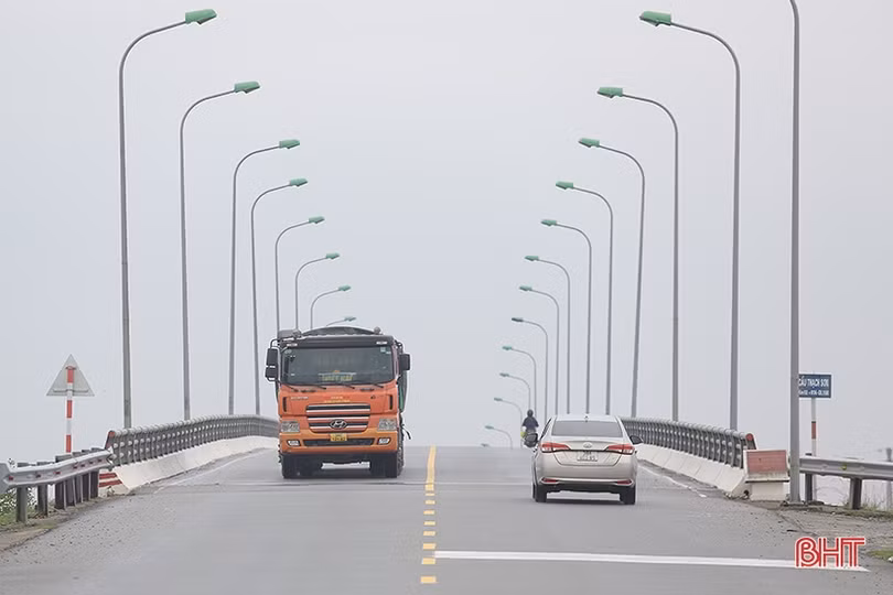 Cầu tiền tỷ thiếu ánh sáng, người đi đường gặp khó khăn!