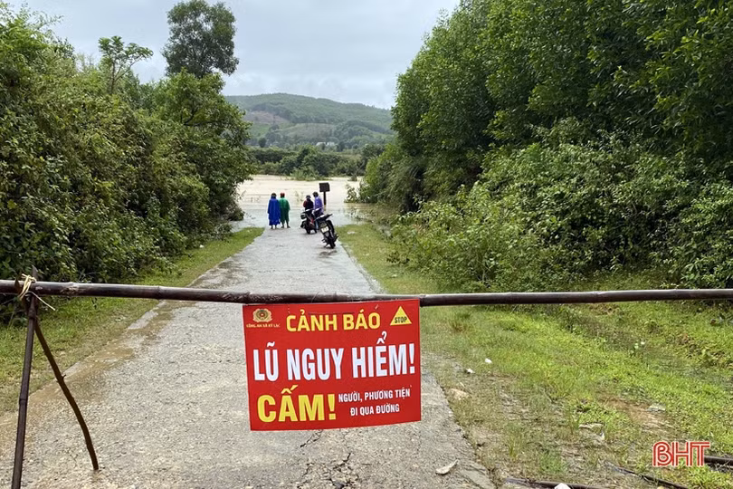 Mưa lớn ở Kỳ Anh, nhiều tuyến đường ngập sâu, sạt lở gây ách tắc