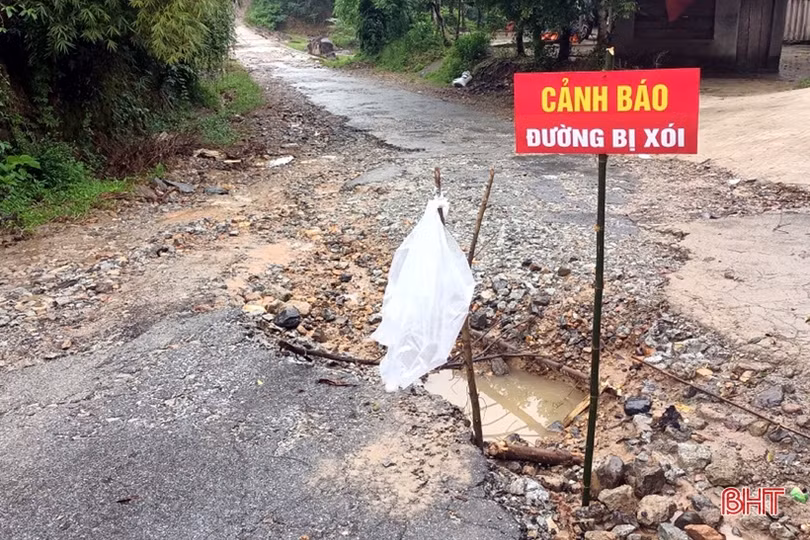 Mưa lớn ở Kỳ Anh, nhiều tuyến đường ngập sâu, sạt lở gây ách tắc