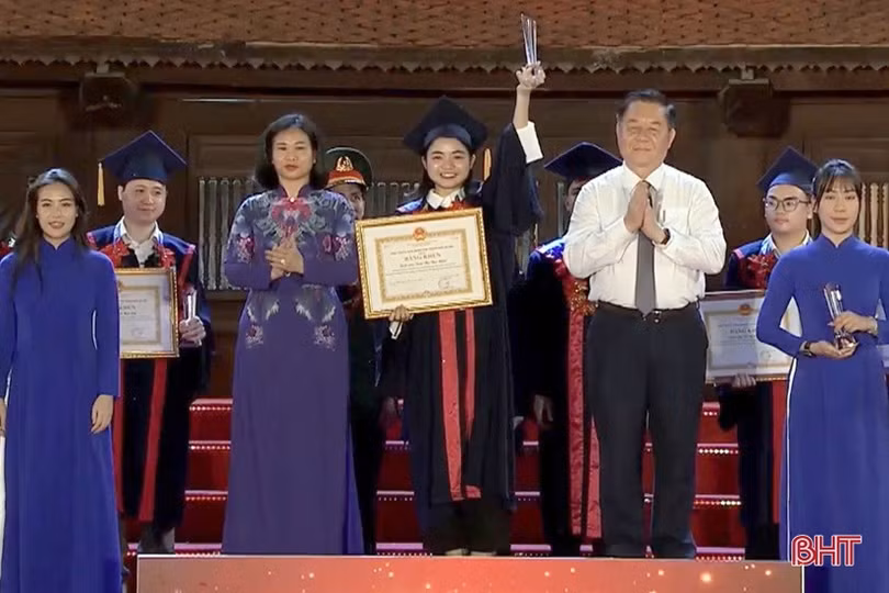 Hà Tĩnh có 3 thủ khoa tốt nghiệp đại học được vinh danh