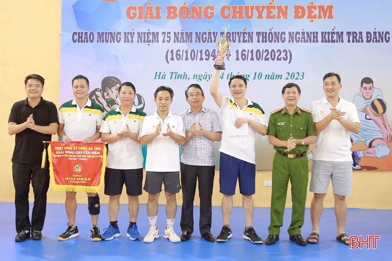 Văn phòng Tỉnh ủy vô địch Giải Bóng chuyền đệm Công an tỉnh