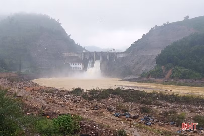 Thủy điện Hố Hô chủ động xả tràn, tăng dung tích phòng lũ