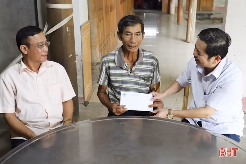 Trao hơn 700 suất quà cho người cao tuổi Hương Sơn