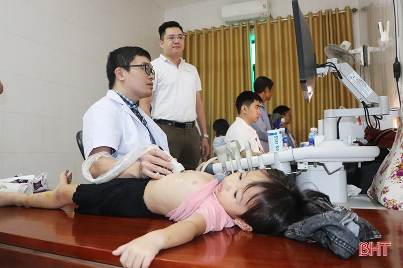 Hơn 800 trẻ em Vũ Quang được khám sàng lọc bệnh tim miễn phí