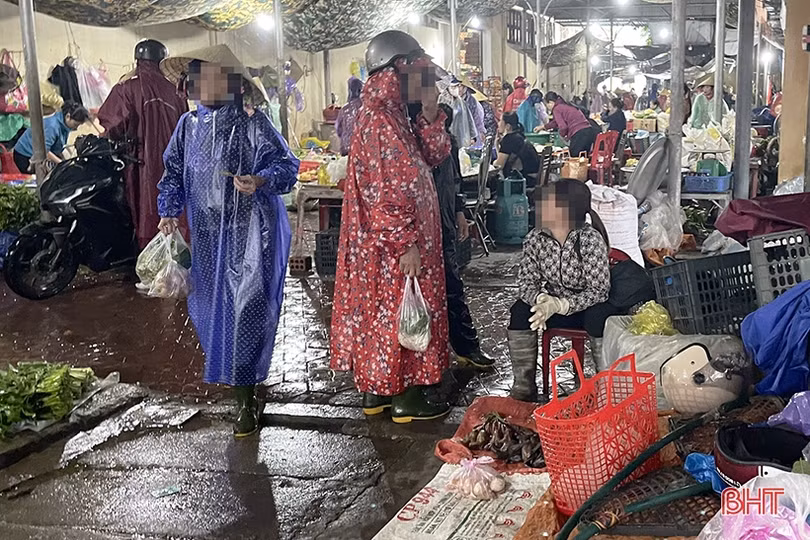 Chim trời được bày bán công khai ở chợ dân sinh