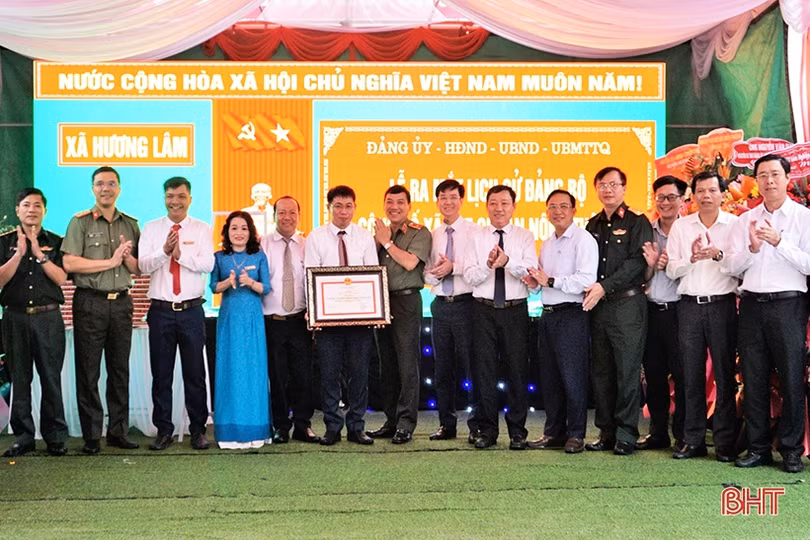 Xã biên giới Hương Lâm đón bằng công nhận đạt chuẩn nông thôn mới