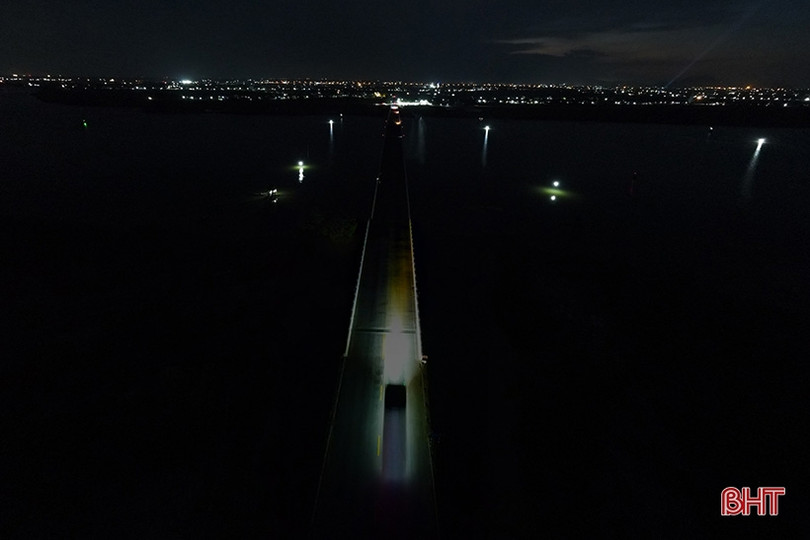 Cầu tiền tỷ thiếu ánh sáng, người đi đường gặp khó khăn!