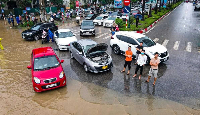 Lái xe ô tô qua đường ngập nước phải lưu ý gì?