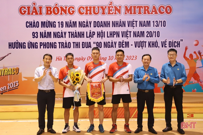 Đội bóng chuyền nam cụm Lào vô địch Giải Bóng chuyền Mitraco