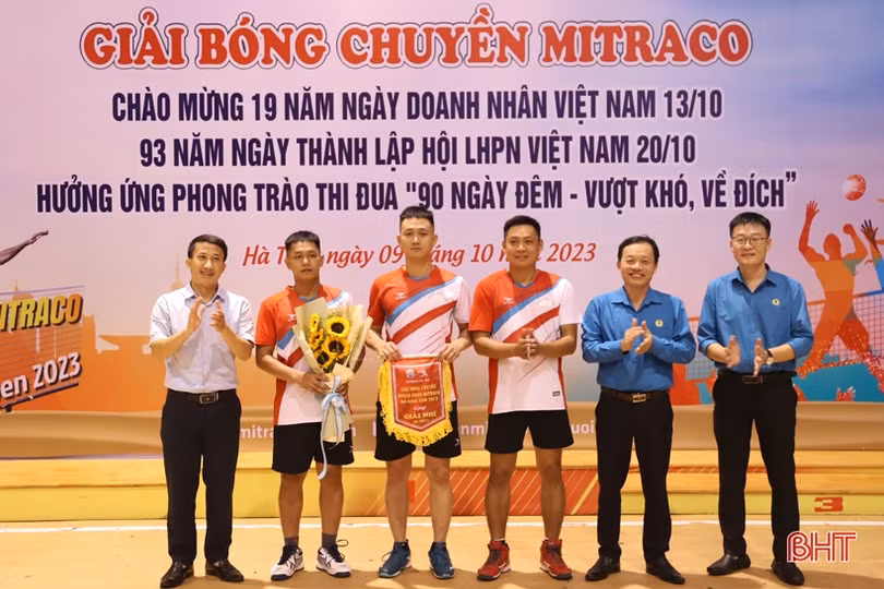 Đội bóng chuyền nam cụm Lào vô địch Giải Bóng chuyền Mitraco