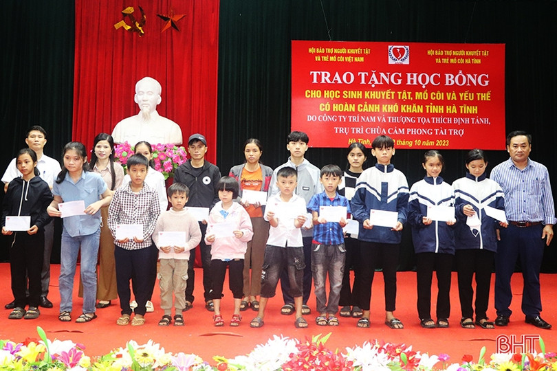 Trao 50 suất quà cho học sinh khuyết tật, mồ côi, hoàn cảnh khó khăn ở Vũ Quang