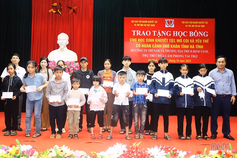 Trao 50 suất quà cho học sinh khuyết tật, mồ côi, hoàn cảnh khó khăn ở Vũ Quang