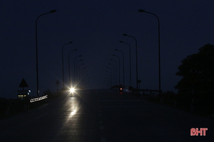 Cầu tiền tỷ thiếu ánh sáng, người đi đường gặp khó khăn!