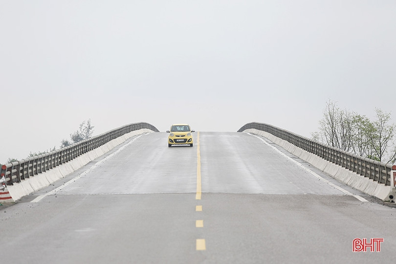 Cầu tiền tỷ thiếu ánh sáng, người đi đường gặp khó khăn!