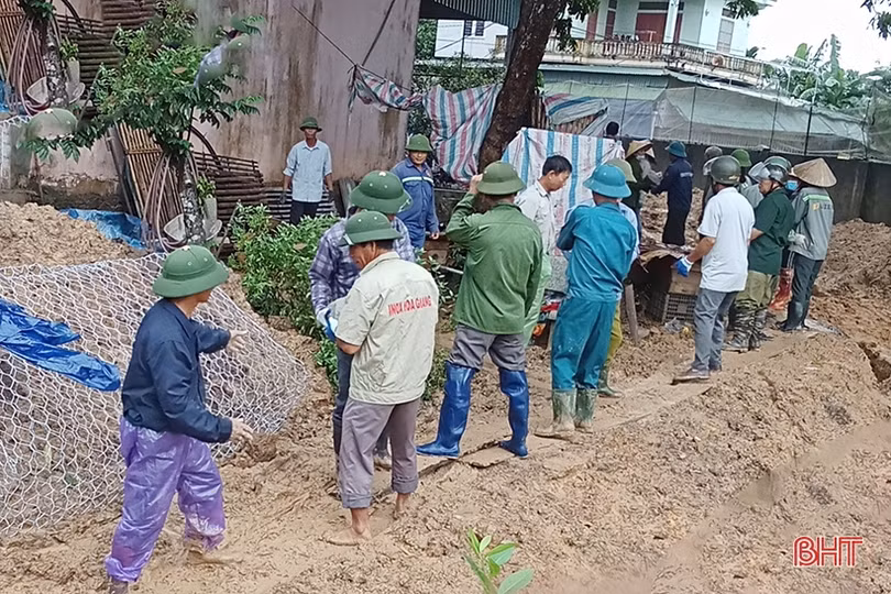 Huy động hàng trăm người gia cố sạt lở bờ sông Ngàn Mọ