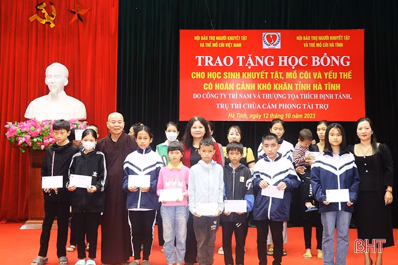 Trao 50 suất quà cho học sinh khuyết tật, mồ côi, hoàn cảnh khó khăn ở Vũ Quang