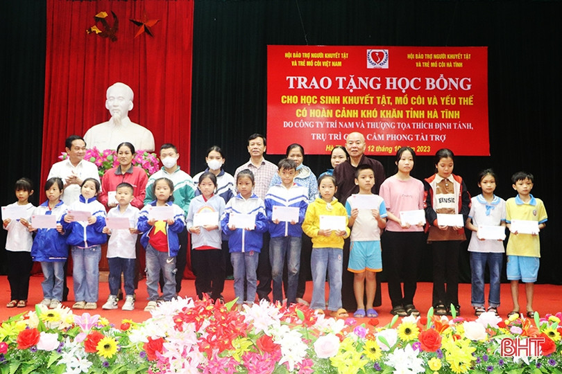 Trao 50 suất quà cho học sinh khuyết tật, mồ côi, hoàn cảnh khó khăn ở Vũ Quang