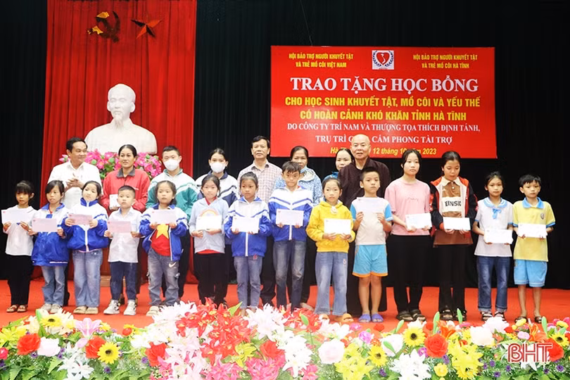 Trao 50 suất quà cho học sinh khuyết tật, mồ côi, hoàn cảnh khó khăn ở Vũ Quang
