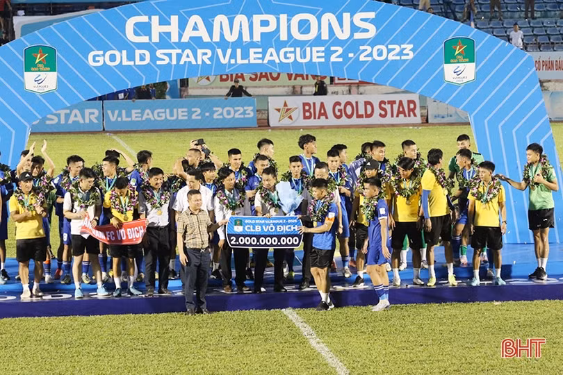 Nhãn hàng Bia Sao Vàng tài trợ chính cho Giải hạng Nhất quốc gia 2023/2024