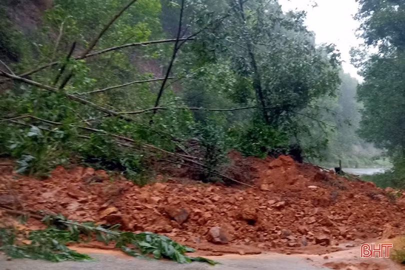 Mưa lớn ở Kỳ Anh, nhiều tuyến đường ngập sâu, sạt lở gây ách tắc