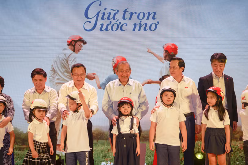 Công bố chương trình tặng mũ bảo hiểm cho học sinh lớp 1 cả nước