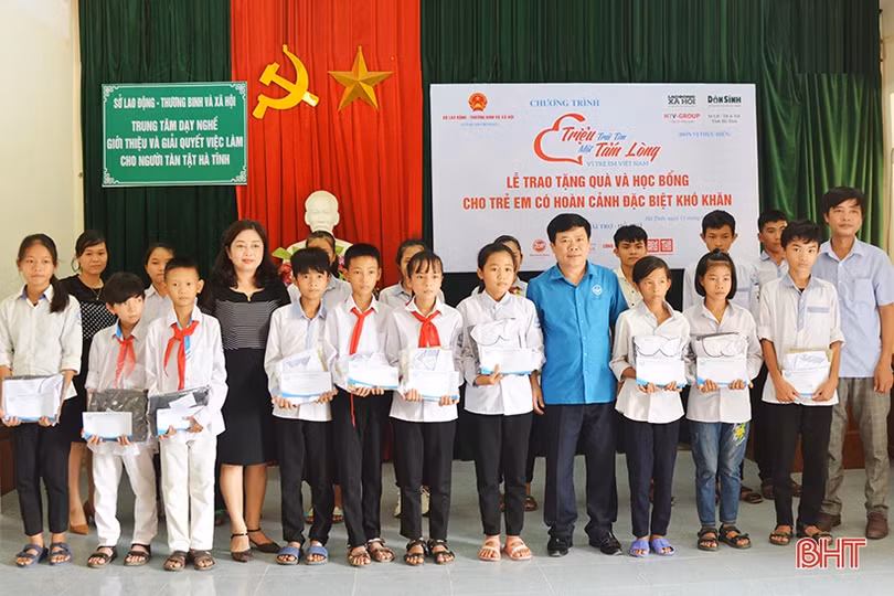 Trao tặng học bổng cho học sinh Hà Tĩnh hoàn cảnh khó khăn