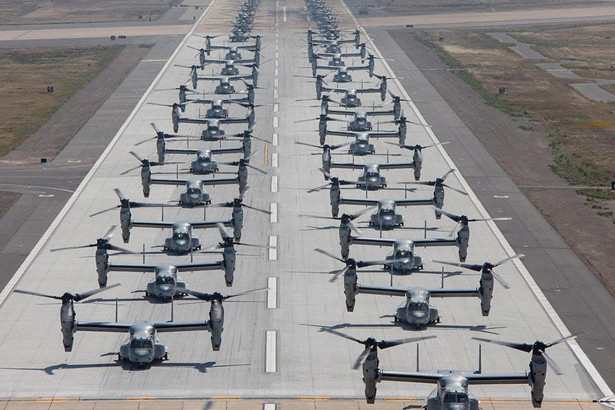 40 máy bay đắt hơn F-35 của lính thủy đánh bộ Mỹ diễu binh “Voi đi bộ” hoành tráng