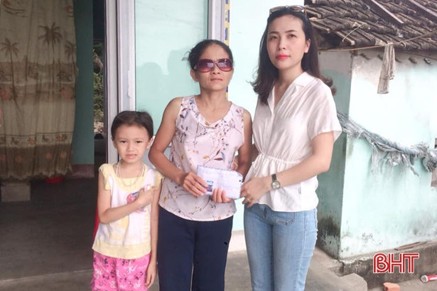 Báo Hà Tĩnh trao tiền bạn đọc hỗ trợ các hoàn cảnh khó khăn tháng 5/2019