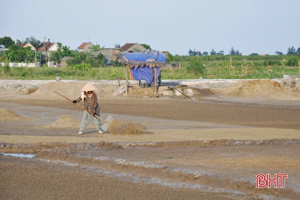 Thu nhập “bọt bèo”, đồng muối Hộ Độ giờ chỉ còn người già làm việc!