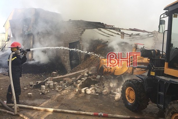 Cháy lớn tại xưởng chế biến lạc của một HTX ở Hà Tĩnh