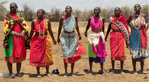 Kỳ lạ nơi ai cũng thay đổi diện mạo bằng cạo trọc đầu, kéo dài tai