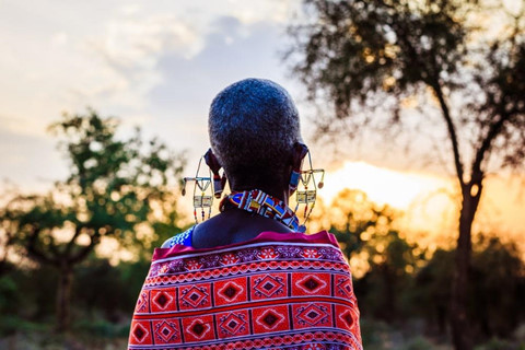 Kỳ lạ nơi ai cũng thay đổi diện mạo bằng cạo trọc đầu, kéo dài tai