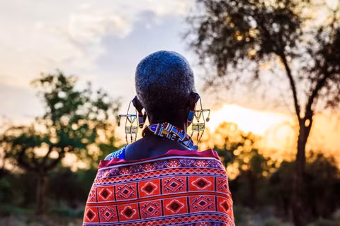 Kỳ lạ nơi ai cũng thay đổi diện mạo bằng cạo trọc đầu, kéo dài tai