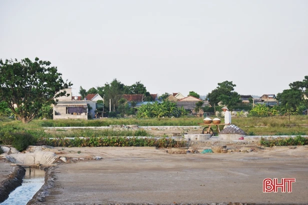Thu nhập “bọt bèo”, đồng muối Hộ Độ giờ chỉ còn người già làm việc!