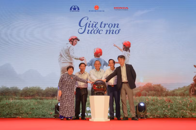 Công bố chương trình tặng mũ bảo hiểm cho học sinh lớp 1 cả nước