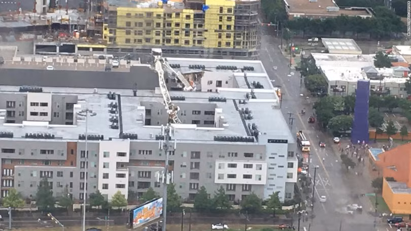 Gió lớn “xô đổ” cẩu tháp khiến ít nhất 7 người thương vong ở Mỹ