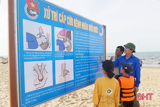 Tuổi trẻ Kỳ Anh cắm biển cảnh báo đuối nước, tặng áo phao cho ngư dân