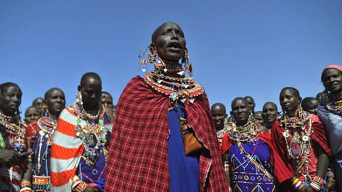 Kỳ lạ nơi ai cũng thay đổi diện mạo bằng cạo trọc đầu, kéo dài tai