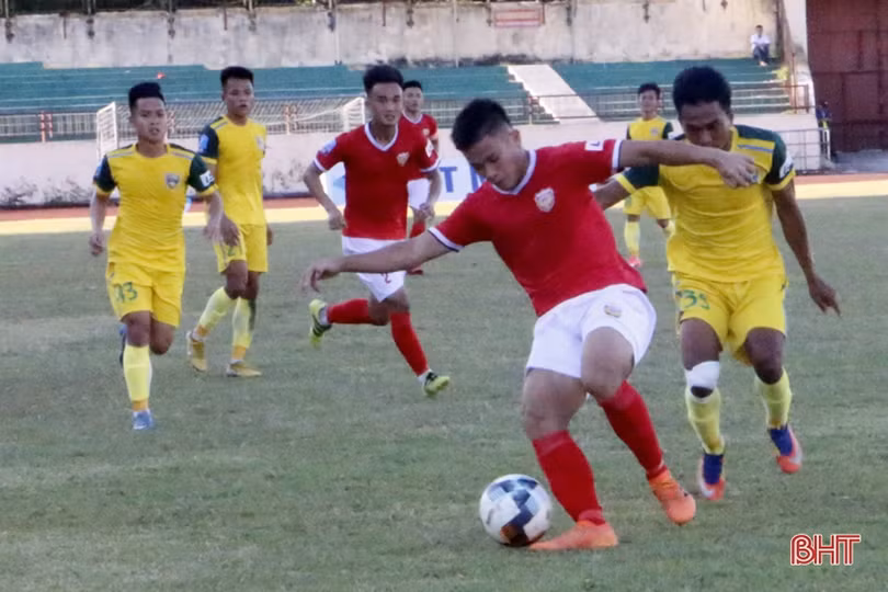 Ban lãnh đạo, cầu thủ Hồng Lĩnh Hà Tĩnh cảm ơn BTC sân Vinh và khán giả