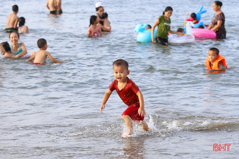 Giải nhiệt ngày cuối tuần ở bãi biển Hà Tĩnh