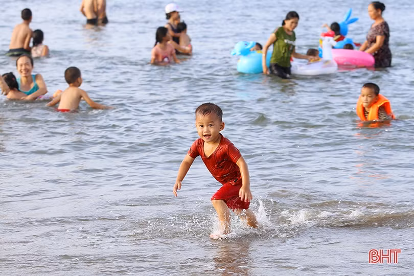 Giải nhiệt ngày cuối tuần ở bãi biển Hà Tĩnh