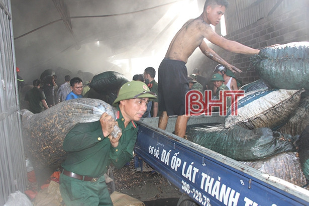 Cháy lớn tại xưởng chế biến lạc của một HTX ở Hà Tĩnh