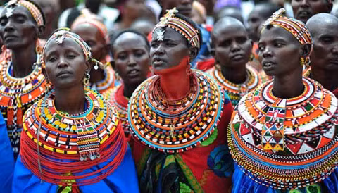 Kỳ lạ nơi ai cũng thay đổi diện mạo bằng cạo trọc đầu, kéo dài tai