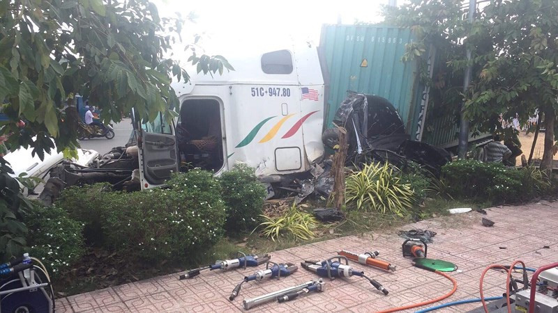 Xe đầu kéo nổ lốp đâm vào xe ô tô con khiến 5 người tử vong tại chỗ