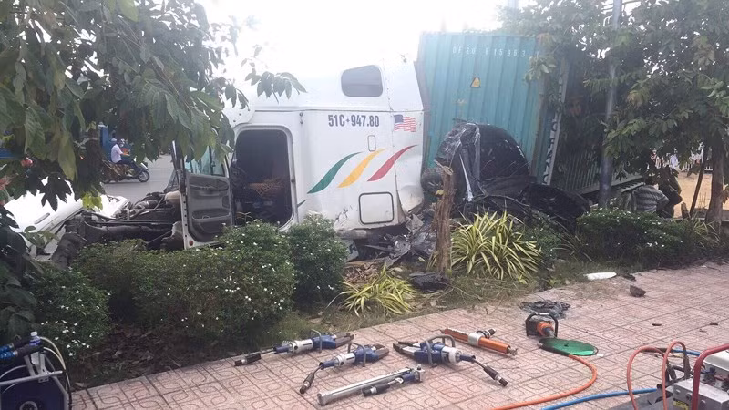 Xe đầu kéo nổ lốp đâm vào xe ô tô con khiến 5 người tử vong tại chỗ