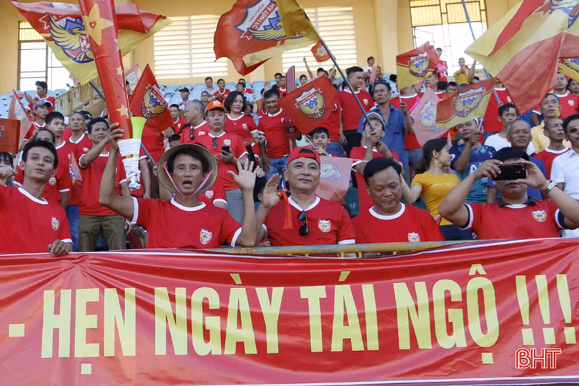 Ban lãnh đạo, cầu thủ Hồng Lĩnh Hà Tĩnh cảm ơn BTC sân Vinh và khán giả