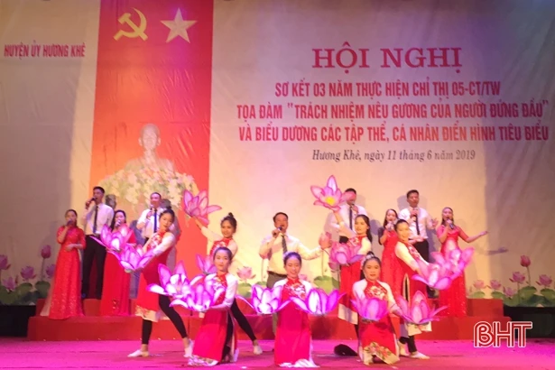 Hương Khê vinh danh các tập thể, cá nhân học tập và làm theo Bác