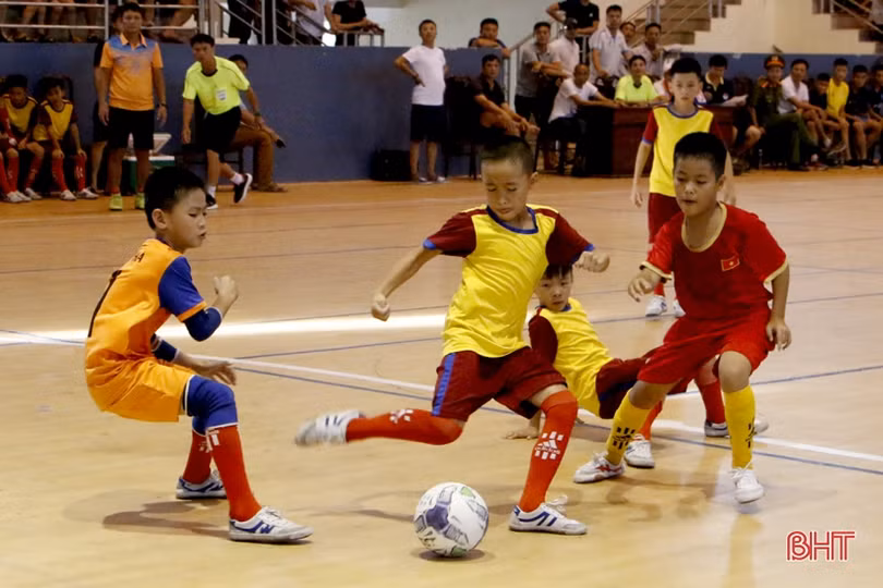 Thiếu niên TX Hồng Lĩnh giành ngôi quán quân Giải bóng đá TN-NĐ toàn tỉnh