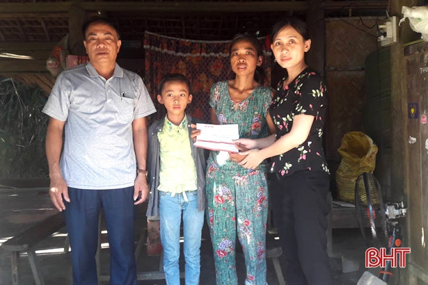 Báo Hà Tĩnh trao tiền bạn đọc hỗ trợ các hoàn cảnh khó khăn tháng 5/2019